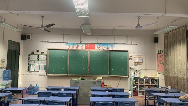 教室照明<i style='color:red'>改造后</i>，燈光明亮了，但是燈光很柔合，不刺眼