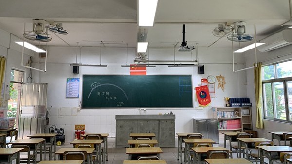 教室照明<i style='color:red'>改造后</i>，燈光變?nèi)岷土?，?duì)孩子們預(yù)防近視更有效了