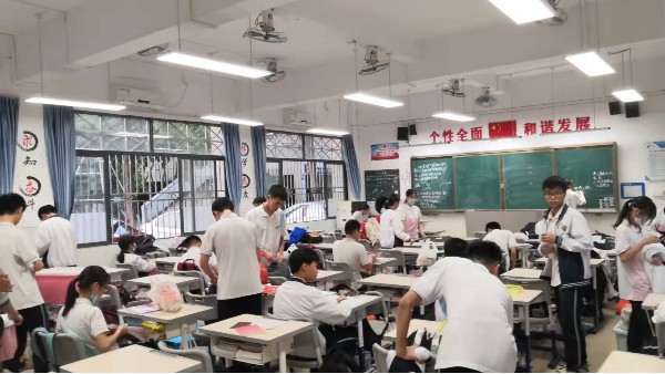 維格教育照明：點亮知識的曙光，黑板燈的專業(yè)選擇